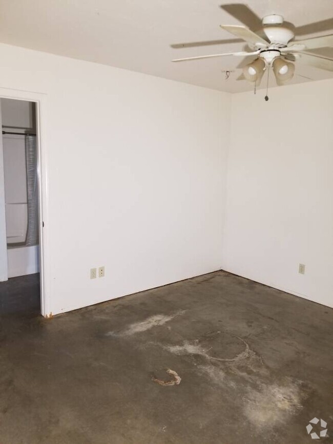 Building Photo - $850 / 1br - Approximately 800 Sq. ft. Cou...