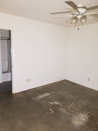 Building Photo - $850 / 1br - Approximately 800 Sq. ft. Cou...