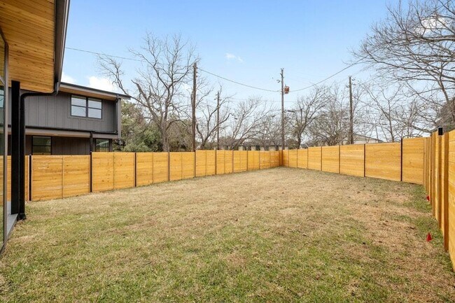 Building Photo - 1409 Valleyridge Dr