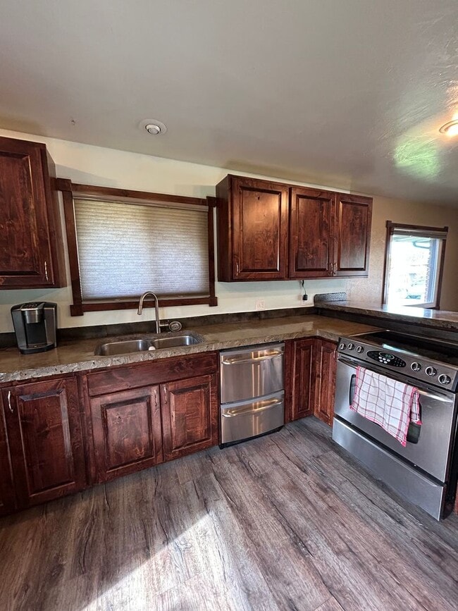 Building Photo - 3470 S Hillcrest Dr