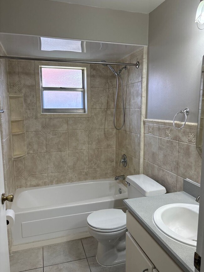 Building Photo - Orlando - Beautiful 3 Bedroom 2 Bathroom Home with Waterview!