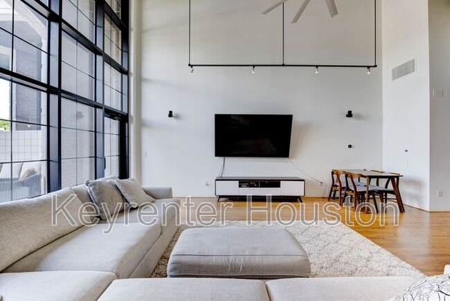 Building Photo - 1005 S Shepherd Dr