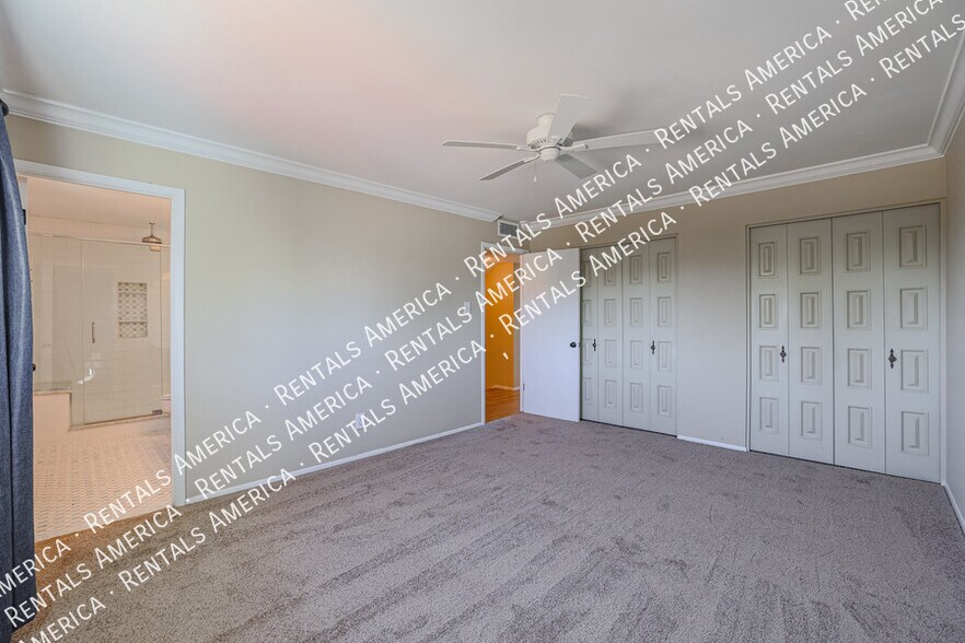 Building Photo - 8613 E Clarendon Ave