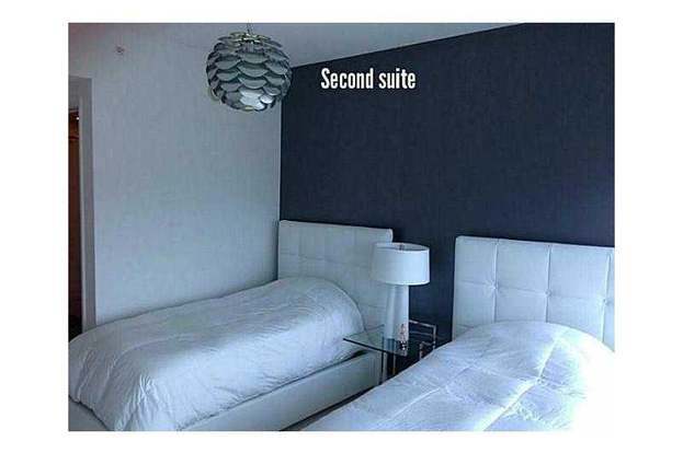 Building Photo - 17001 Collins Ave