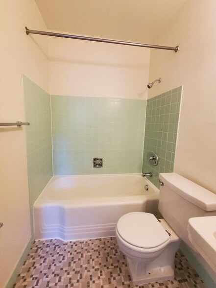 Building Photo - 611 N 50th St