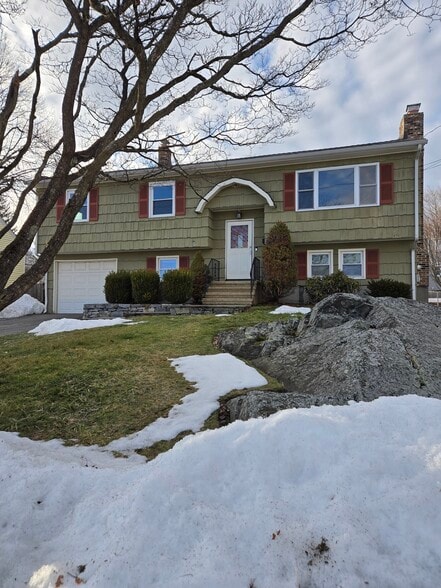 Building Photo - 32 Monroe St