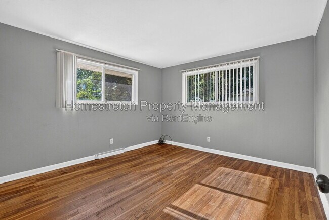 Building Photo - 2247 Hollis Dr