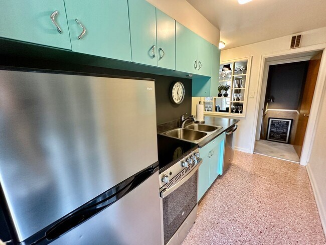 Building Photo - Wash Park 2-Bedroom, 2- Bathroom Condo Available in August