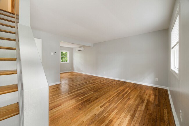 Building Photo - Newly Renovated 2 Bedroom, 1 Bath Duplex within walking Distance to UVA!