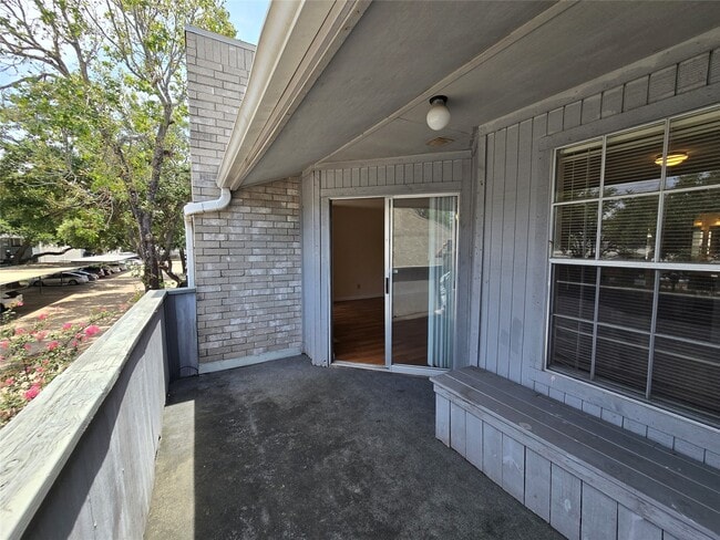 Building Photo - 9797 Leawood Blvd