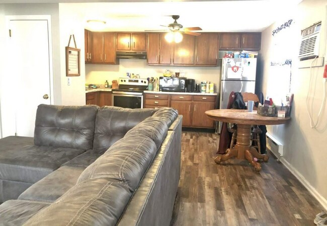 Building Photo - 221 E Jackson St