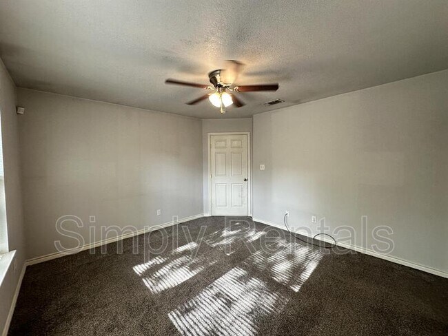 Building Photo - 1310 Sabine St