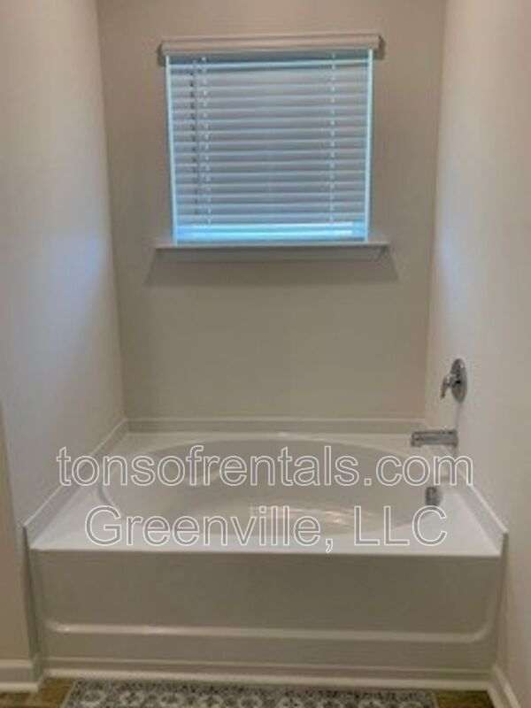 Building Photo - 938 Pineland Dr