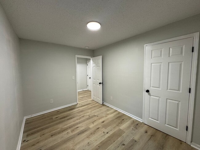 Building Photo - 3bed/2bath freshly renovated home!