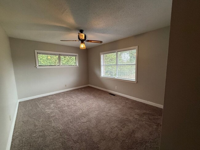 Building Photo - Great 3 bed 2 bath