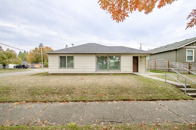 Building Photo - 2490 Maple Ave NE