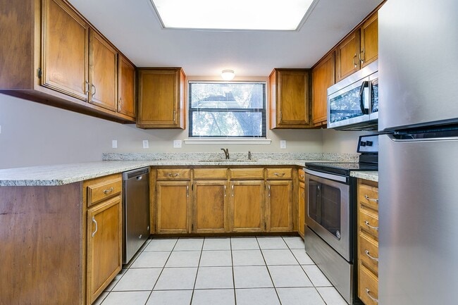 Building Photo - COMING JANUARY 2026 - Spacious 2-Bedroom Townhome with River View!