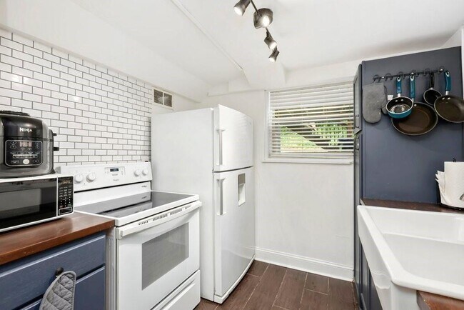 Building Photo - 677 Holmes St NW