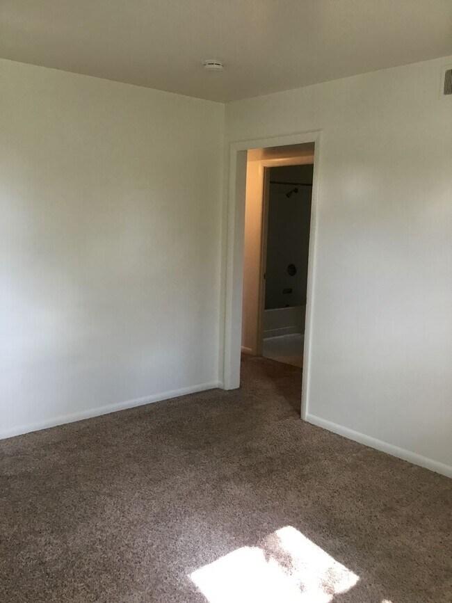 Building Photo - 1729-1733 MANOR RIDGE DRIVE