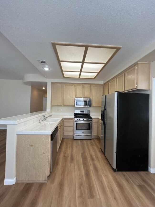 Building Photo - Encounter the ultimate luxury living exper...