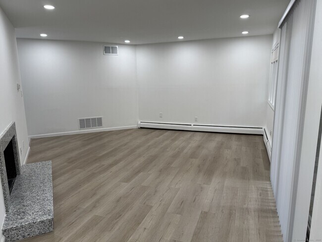 Building Photo - 4 Earls Ct