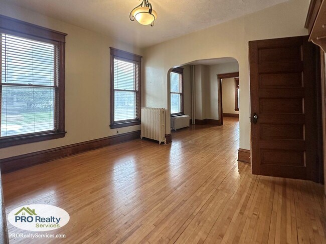 Building Photo - Charming 2 Bedroom Apartment in Northeast ...