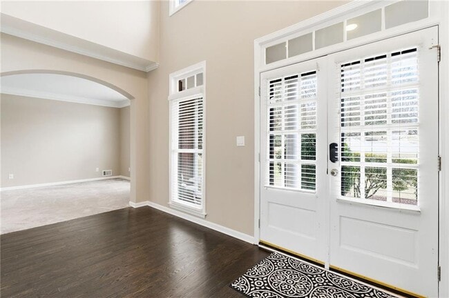 Building Photo - 310 Stoneleigh Dr SW