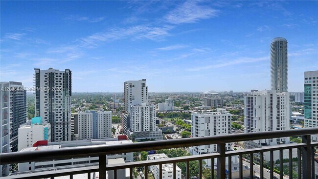 Building Photo - 999 SW 1st Ave