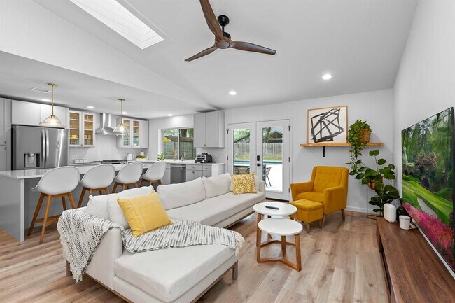 Building Photo - 8806 Ridgehill Dr