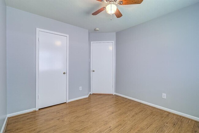 Building Photo - 4826 Linden Pl