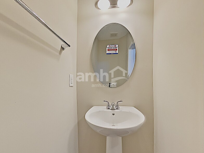 Building Photo - 822 Commerce Trl