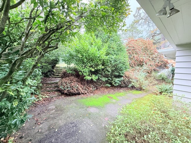 Building Photo - Beautiful 4 Bedroom Home with Fully Fenced Backyard!