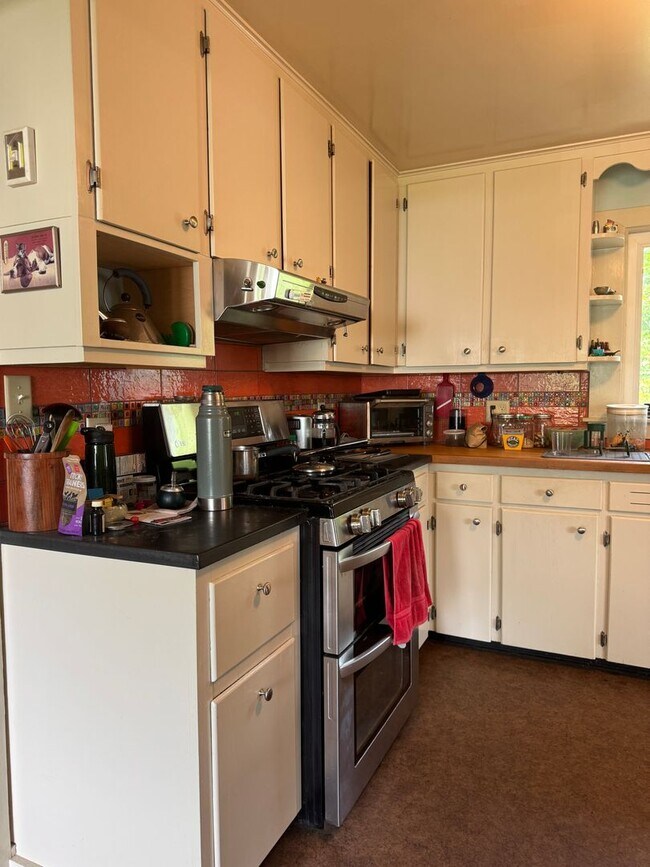 Building Photo - Furnished 3 bedroom home in Lebanon