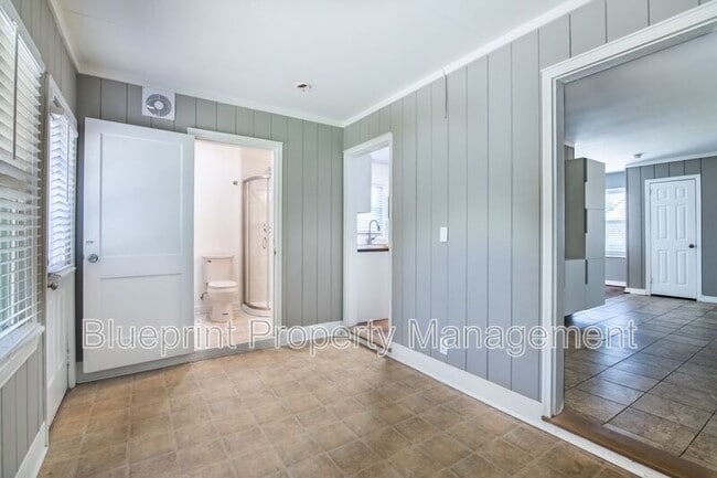 Building Photo - 513 10th Ave S