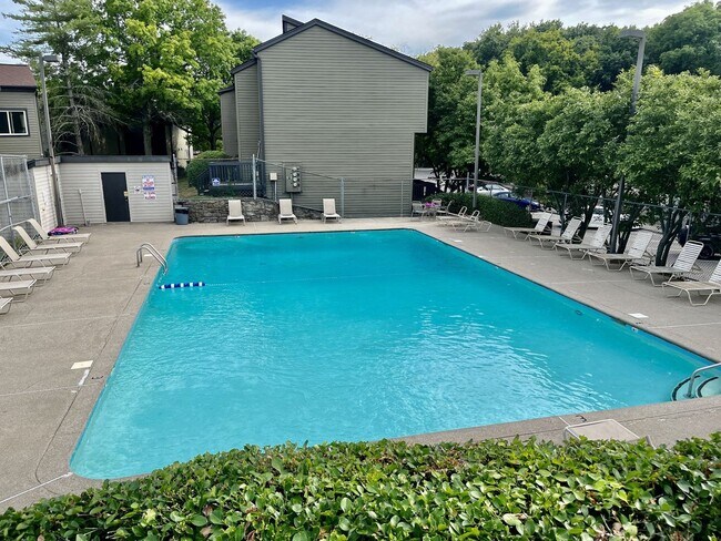 Building Photo - Renovated Condo in Green Hills Four Seasons!