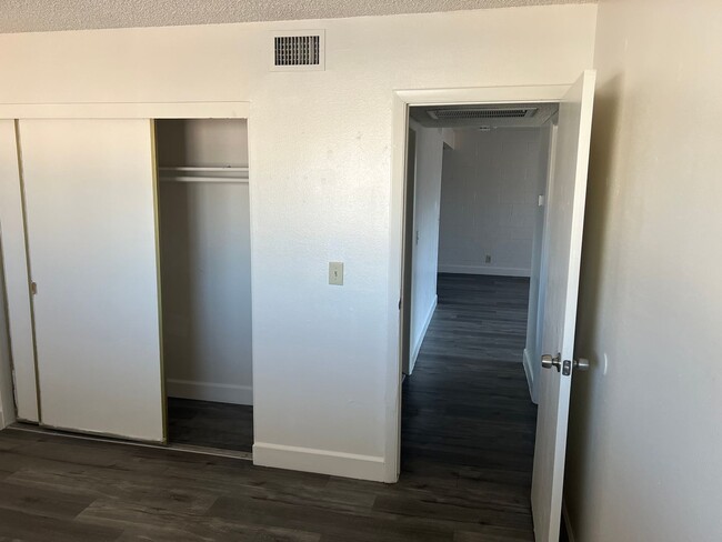 Building Photo - 2 Bedroom 1 Bath In Central Las Vegas