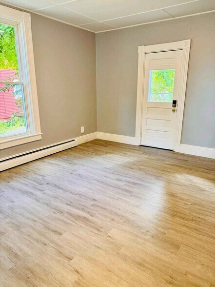 Building Photo - 14 Willow St