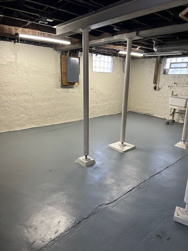 Building Photo - 2 Bedroom, 2 Bath Home w/Full Basement in Dayton