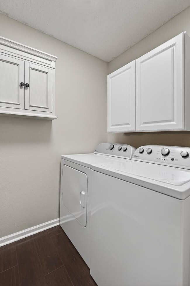 Building Photo - 7163 Bedfordshire Ln
