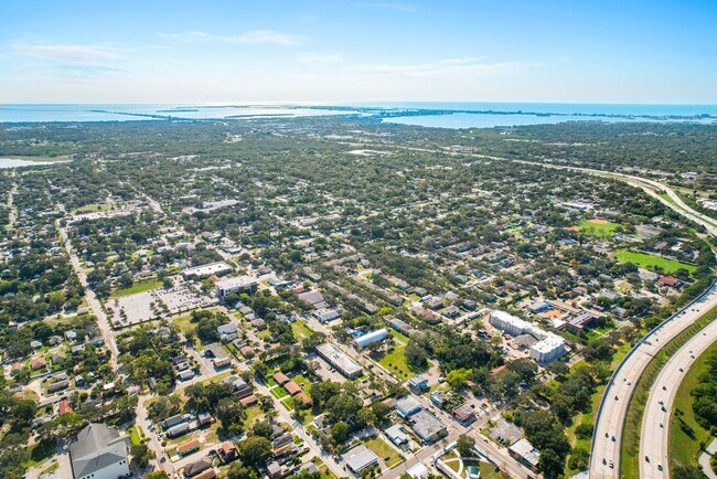 Building Photo - 935 Union St S