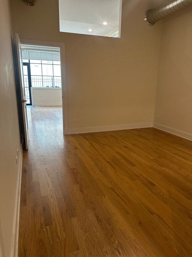 Building Photo - Beautiful 3 Bed 2 Bath Duplex unit in Heart of Lincoln Square