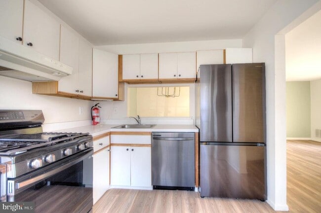 Building Photo - 1301 Hawthorne Ct