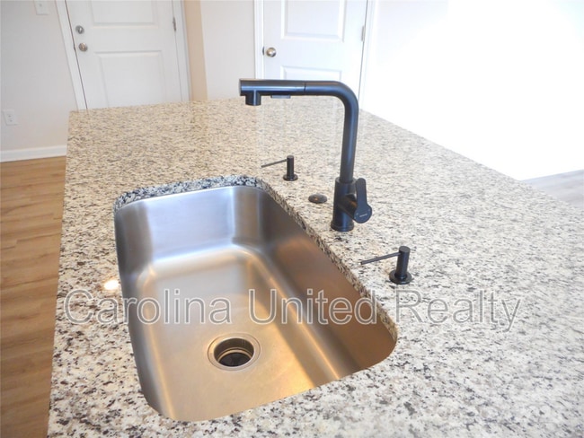 Building Photo - 3058 Eastcott Ave