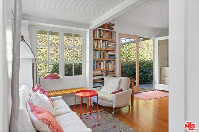 Building Photo - 648 Palms Blvd