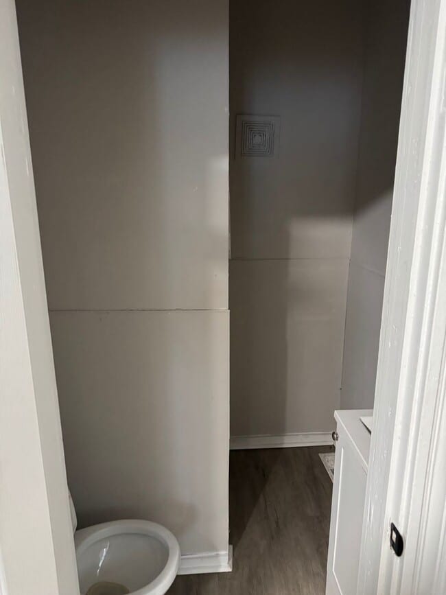 Building Photo - Charming 4-Bedroom Property in Prime Location