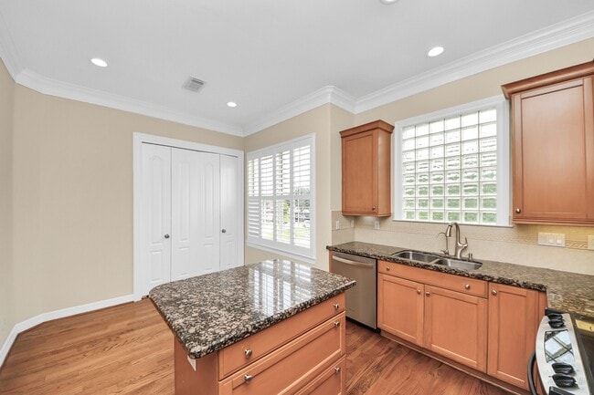 Building Photo - 2930 Brompton Square Dr