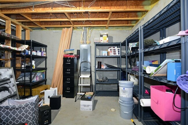 Building Photo - Spacious 5-Bed 4-Bath Home Available in Chaska - Great Location!