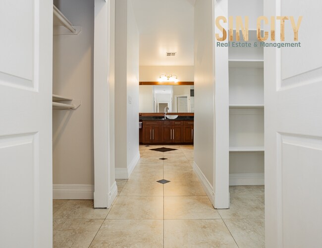 Building Photo - Spacious 5 Bedroom Home with 3355 sq ft in...