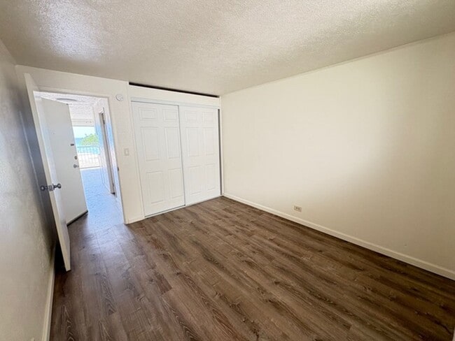 Building Photo - Makaha Surfside - One Bedroom