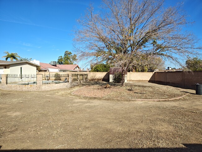 Building Photo - 3807 E Poinsettia Dr